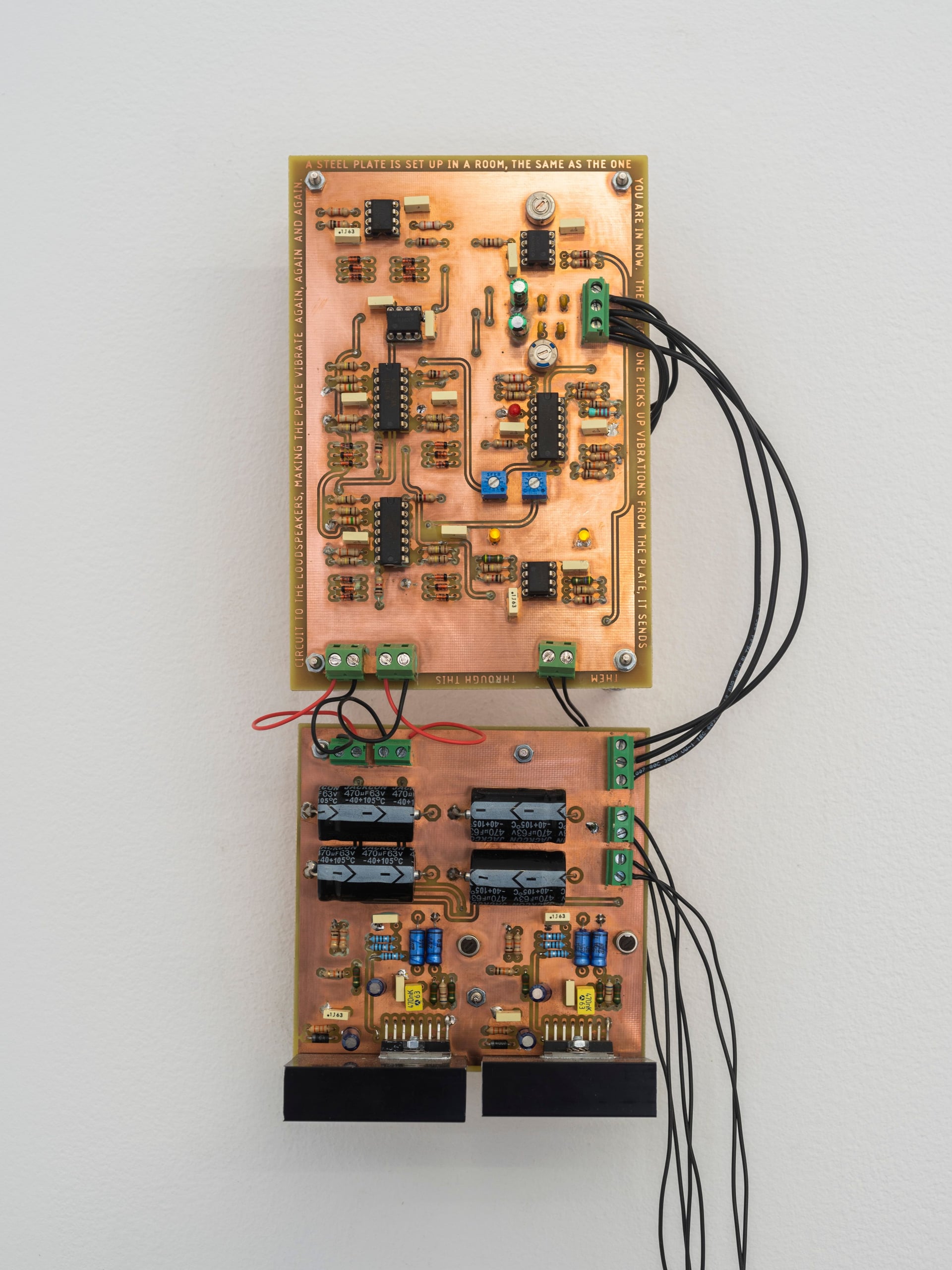 Gros plan sur le circuit en cuivre comportant de nombreux composants électroniques