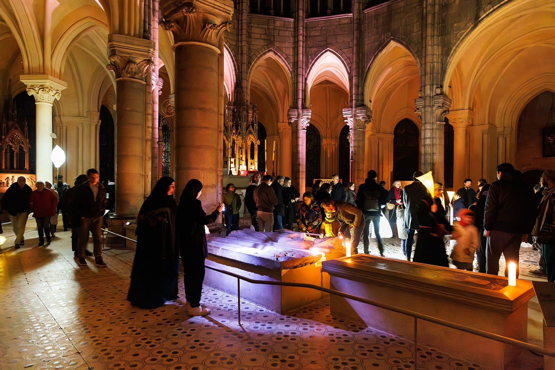 Vue d'ensemble de la nef de la basilique pendant la visite