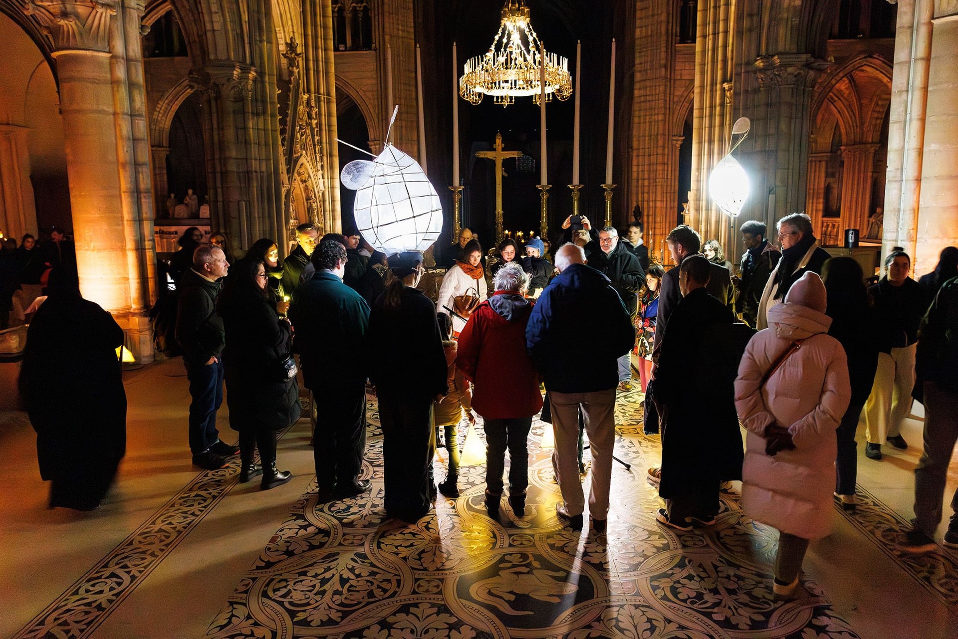De nombreux visiteurs regardant l'installation