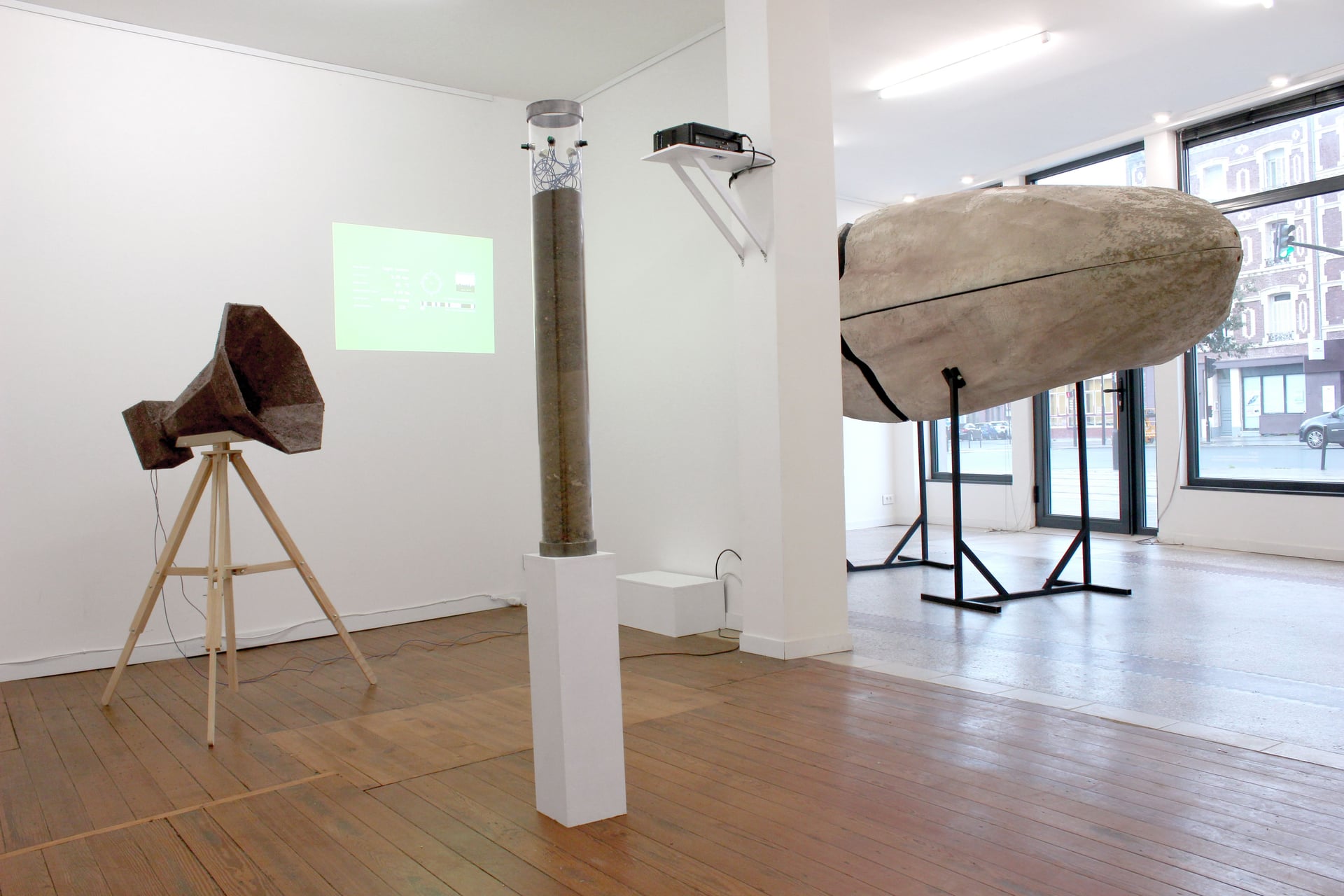 L'espace d'exposition 1x2+ présentant les œuvres d'art Shell et Pavillon