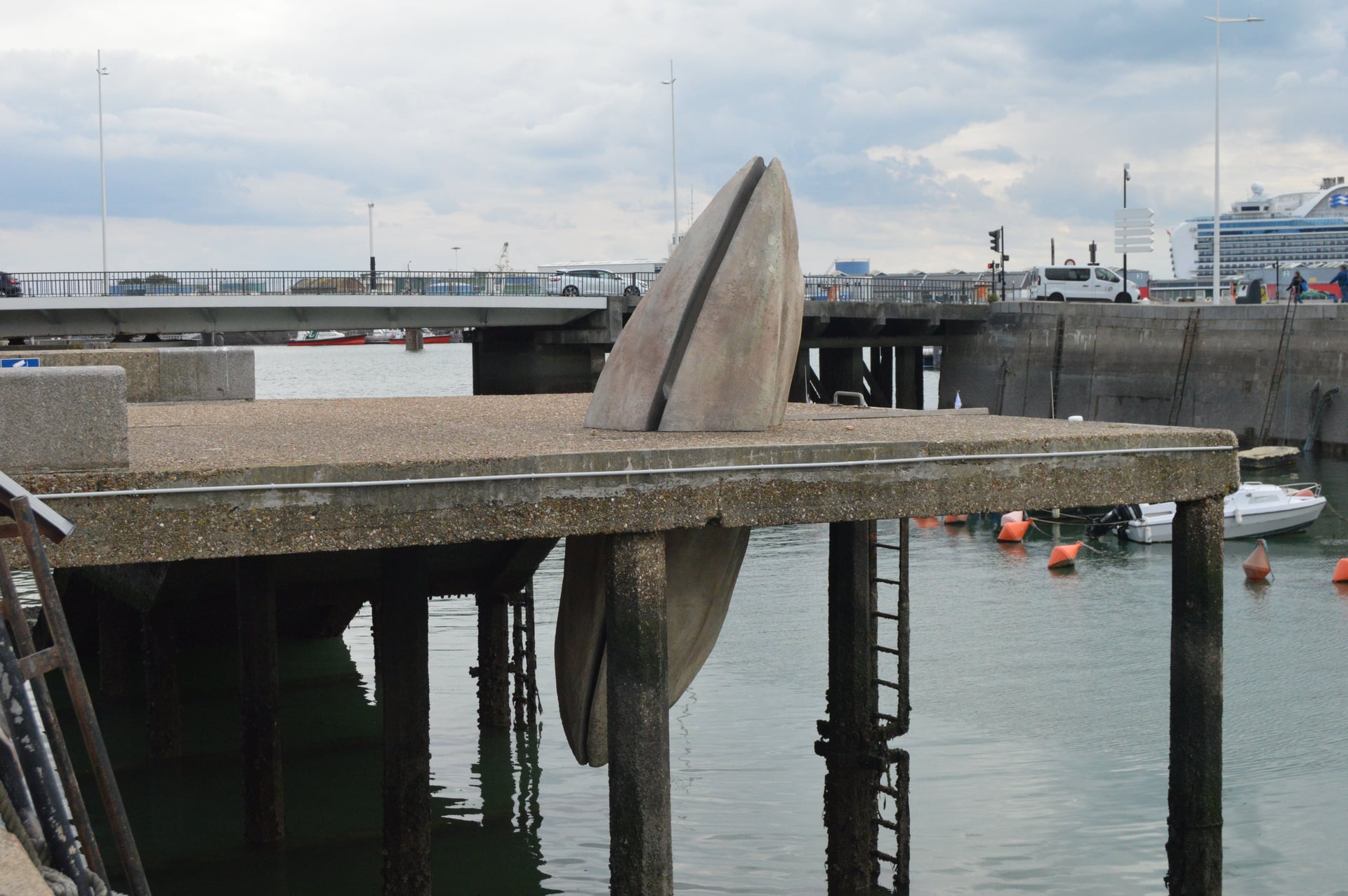 Vue de l'oeuvre Shell depuis de le quai