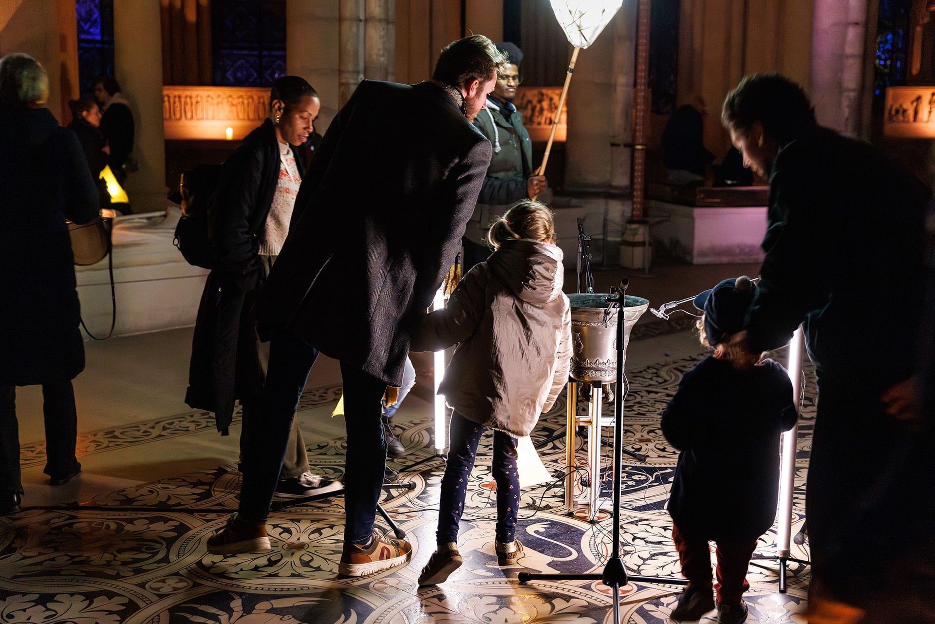 Six spectateurs regardant l'installation