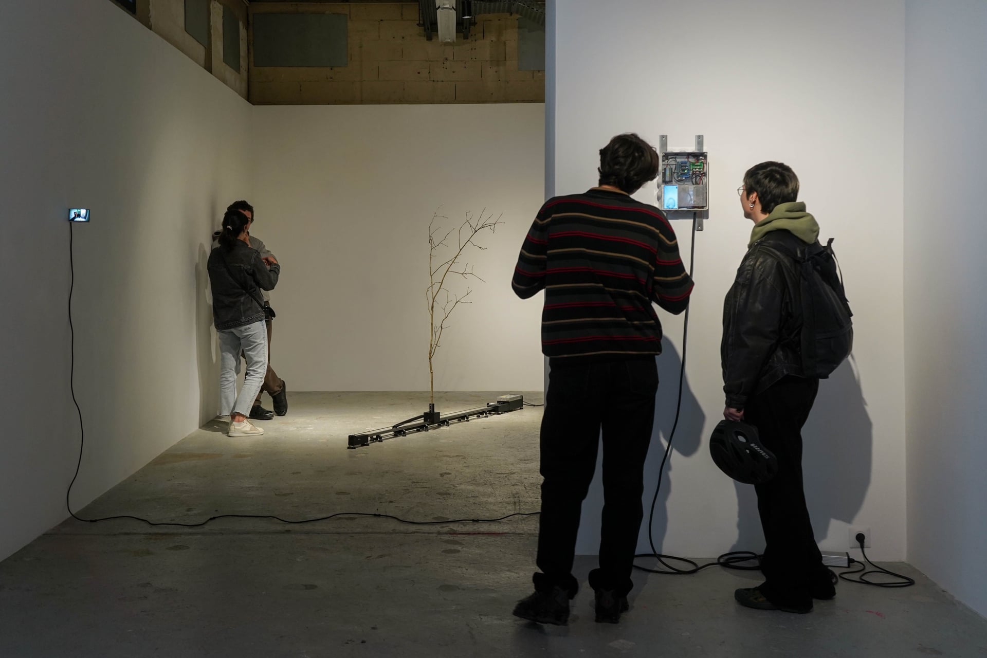 Vue générale de l'exposition avec oeuvres et spectateurs