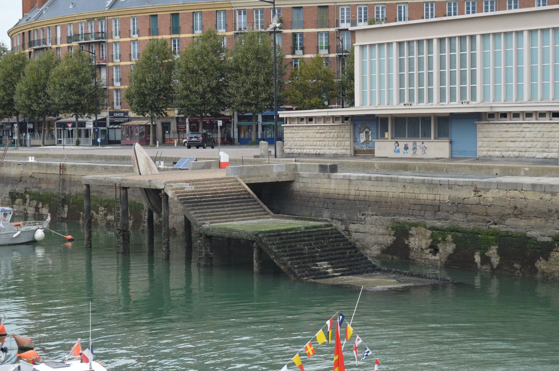 Vue éloignée de l'oeuvre laissant découvrir les escaliers du ponton