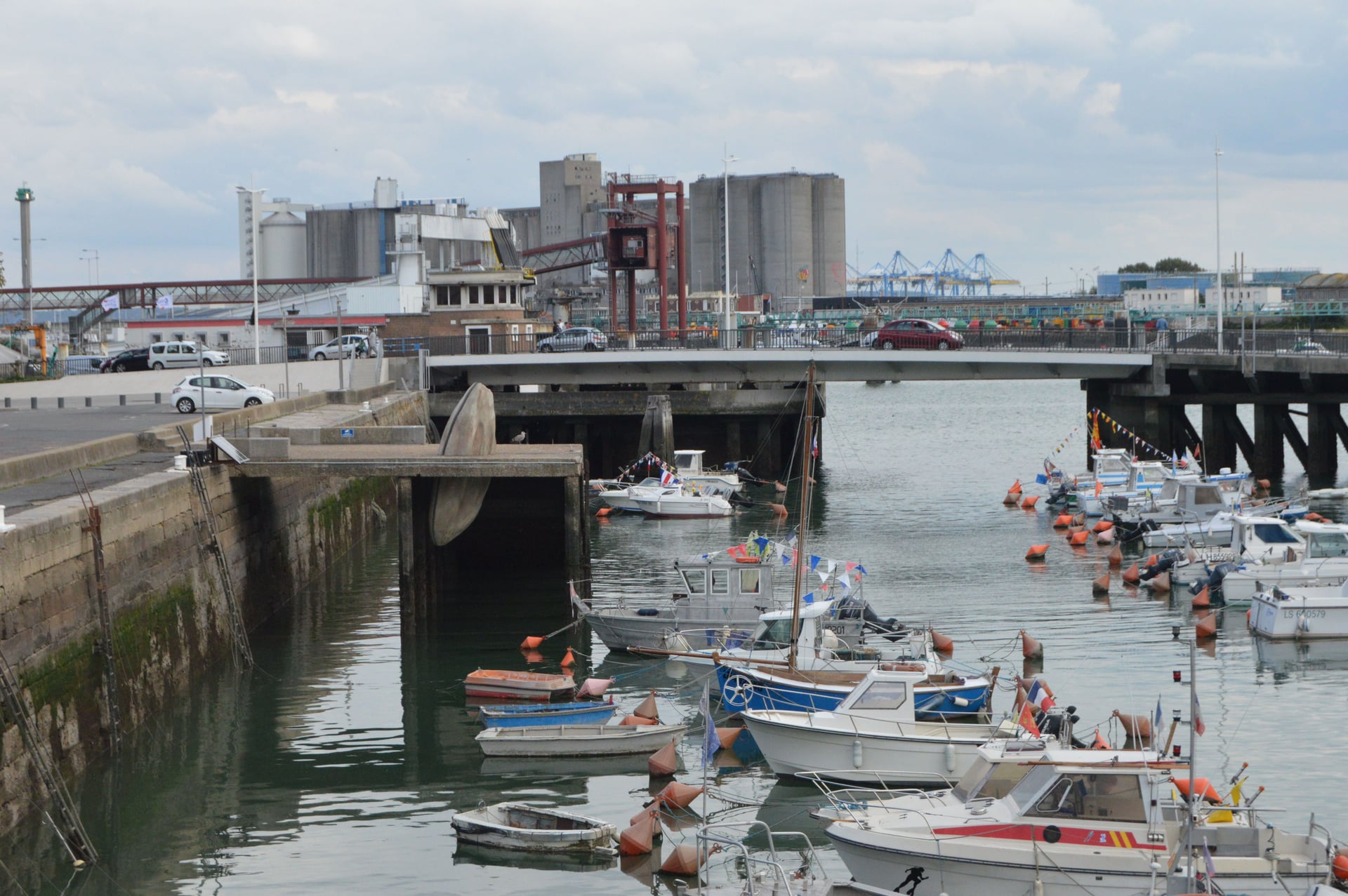 Vue de l'oeuvre depuis le pont, les bateaux sont amarrés en premier plan